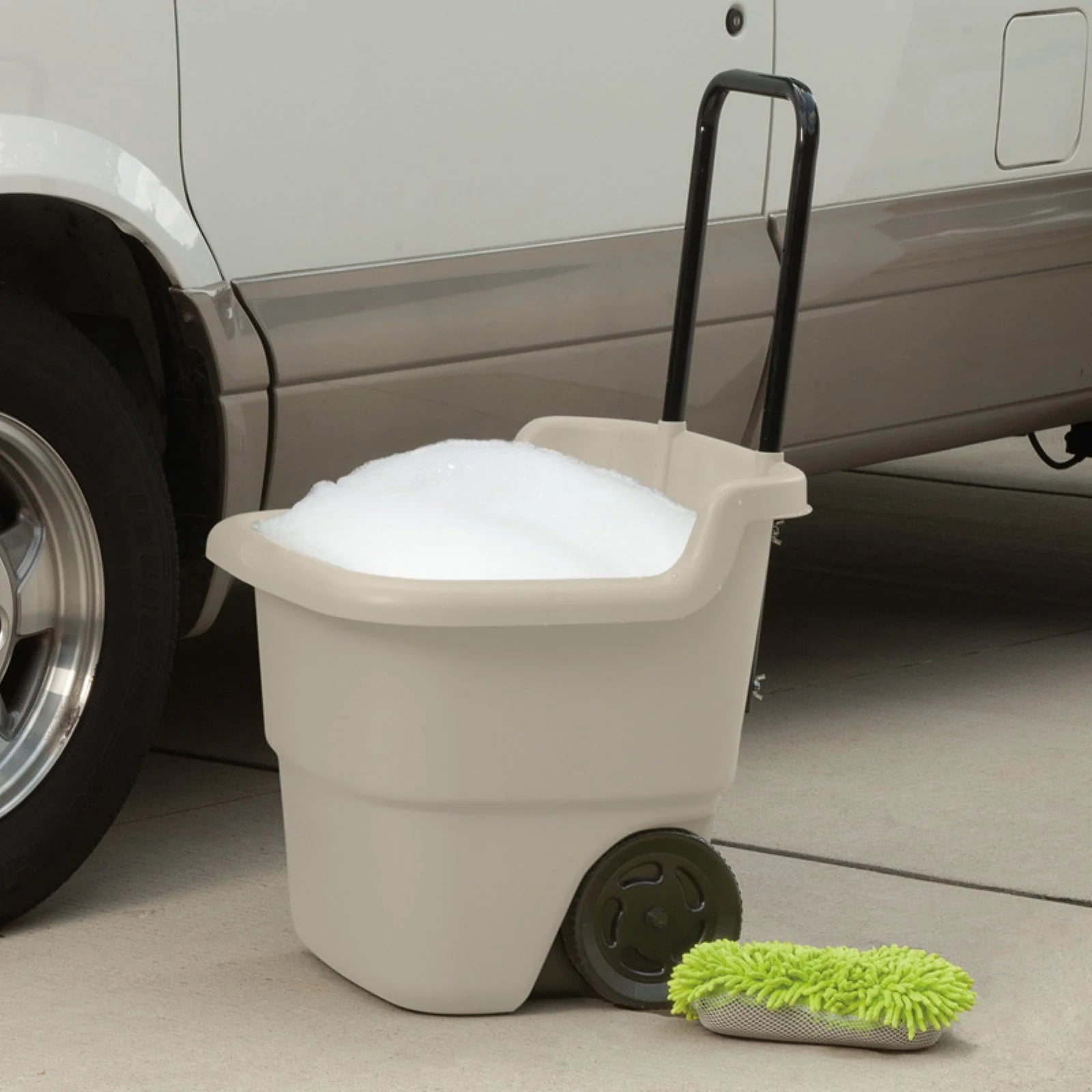 15 Gallon Resin Rolling Lawn Utility Cart O686