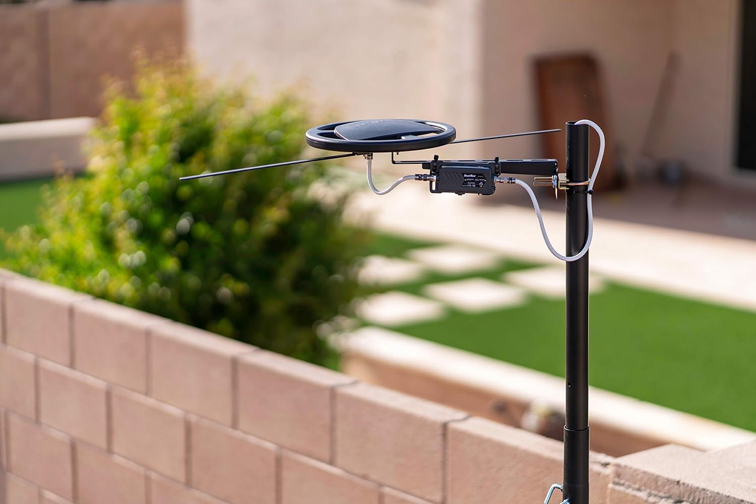 Omnidirectional Outdoor TV Antenna with Mounting Bracket B455078