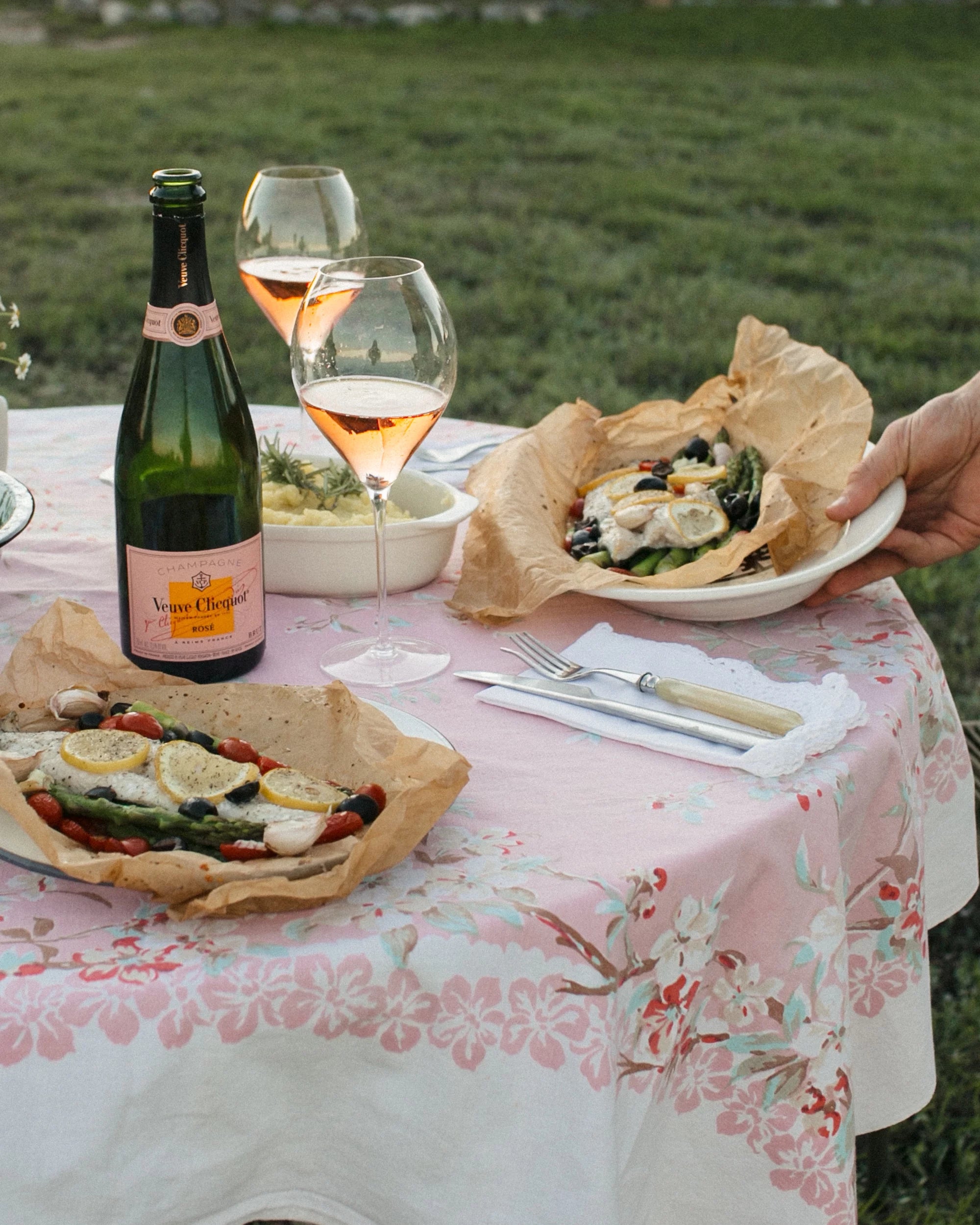 Brut Rose Sparkling Wine, 750 ml, 12.5% ABV Q8882