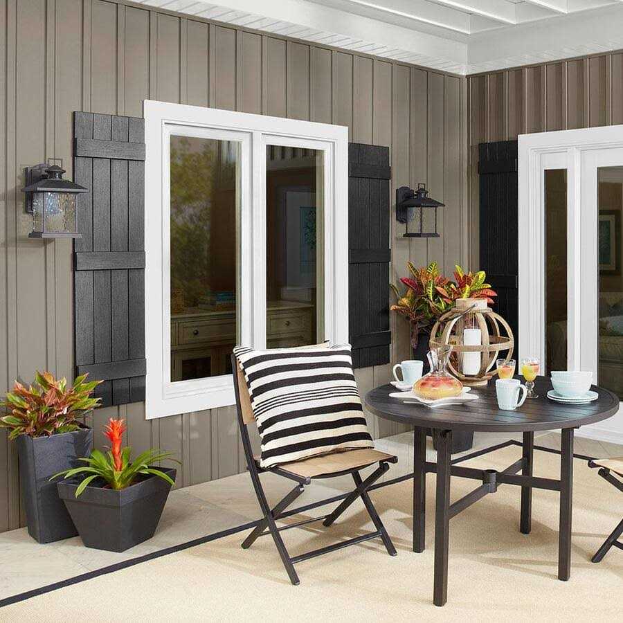4 Closed Board and Batten Shutter H9881