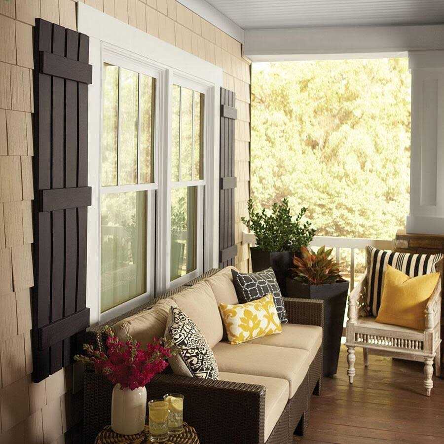 4 Closed Board and Batten Shutter H9881
