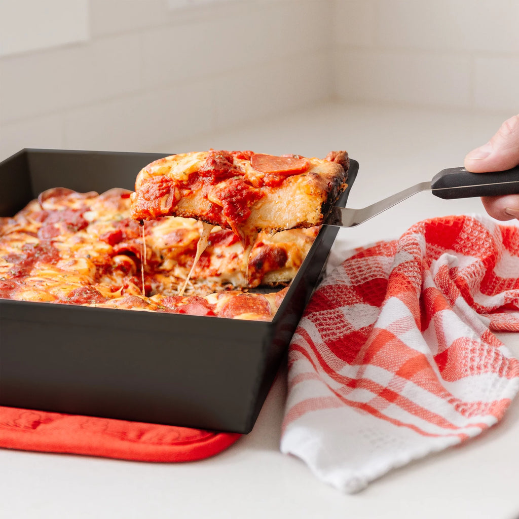 14 x 10" Anodized Aluminum Pizza Pan N823111