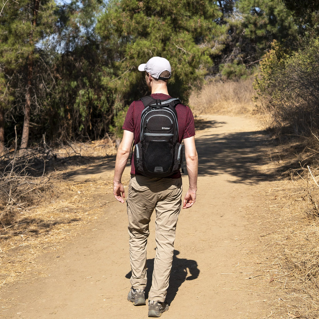 Black 16.5 L Hydration Backpack with 2 L Reservoir E415571