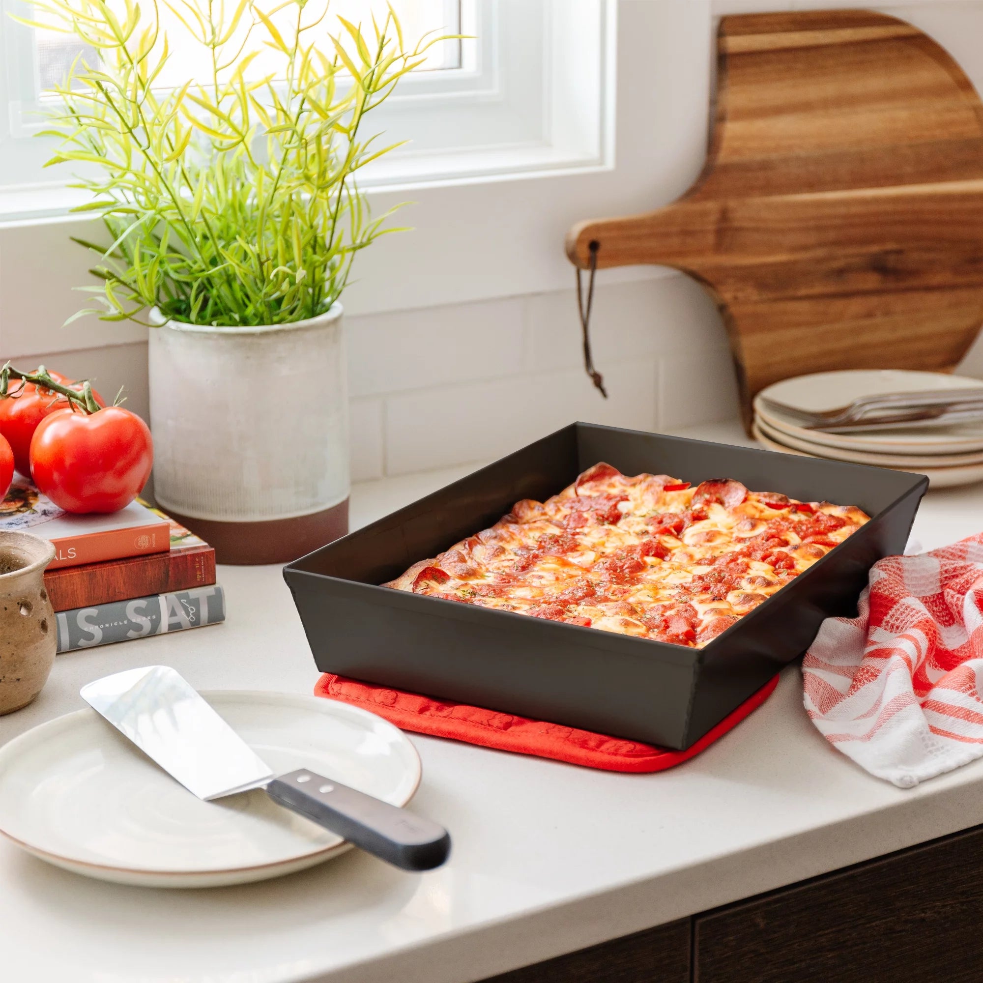14 x 10" Anodized Aluminum Pizza Pan N823111