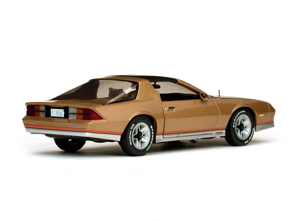 Gold 1/18 Diecast Model Car X794757