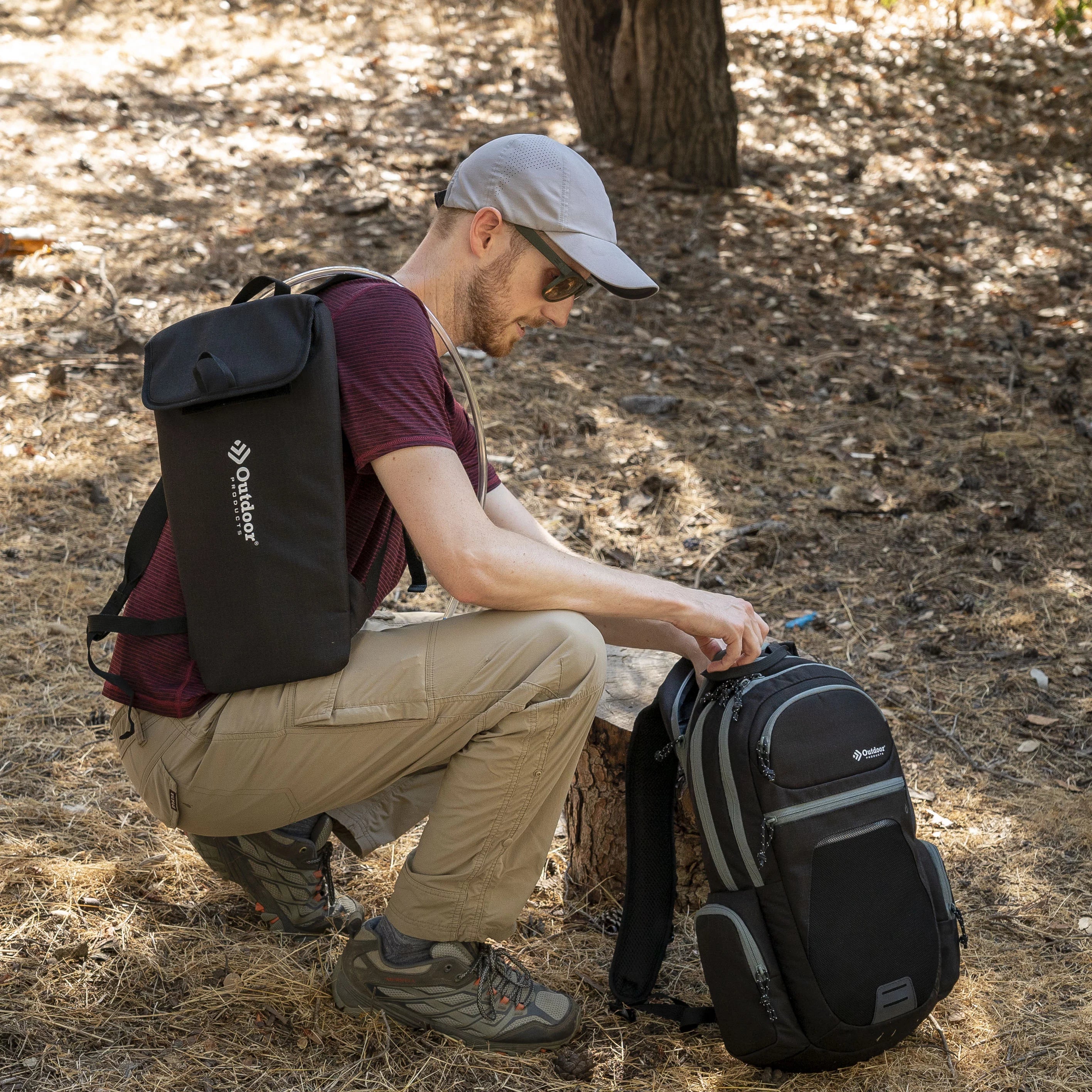 Black 16.5 L Hydration Backpack with 2 L Reservoir E415571