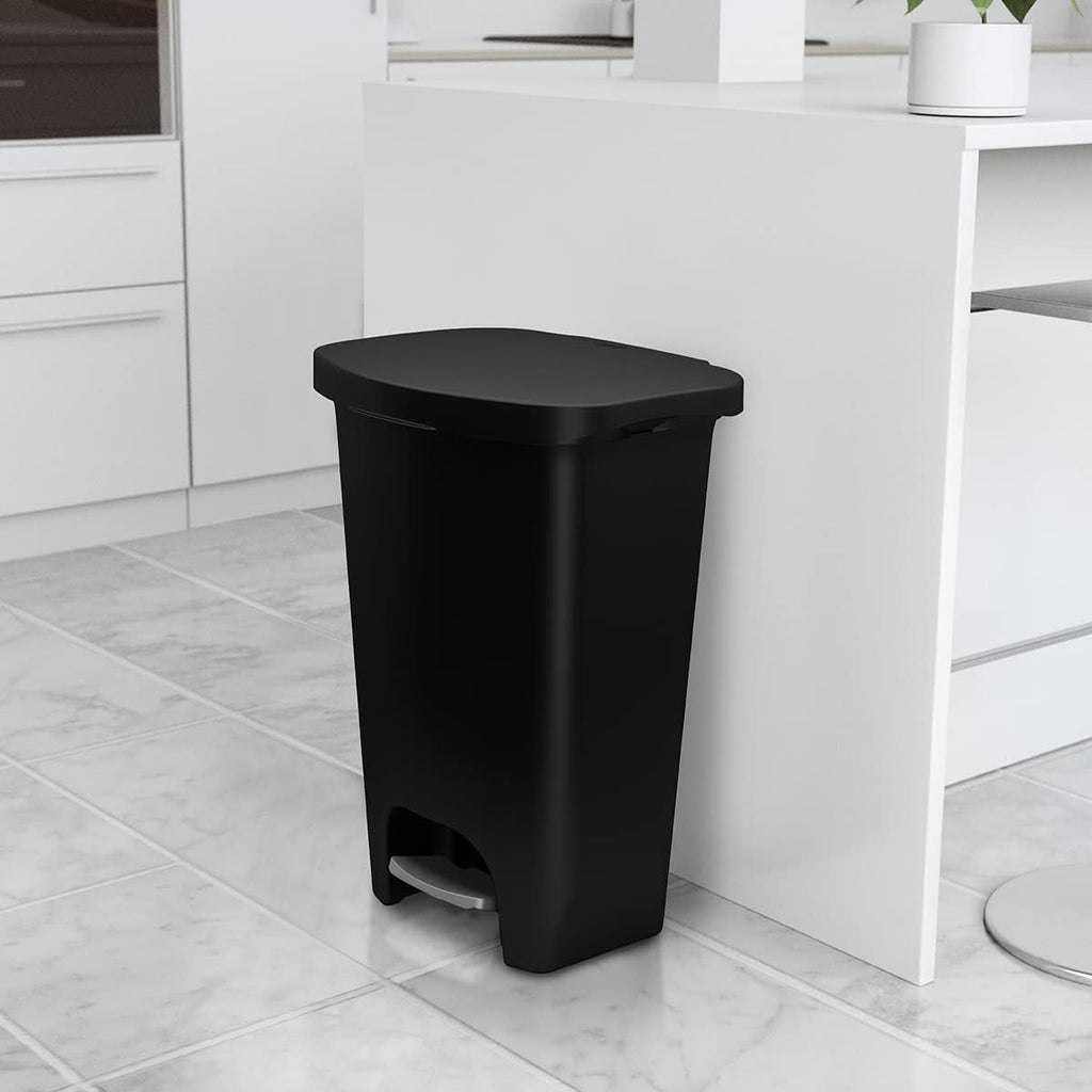 13 Gallon Plastic Trash Can with Lid, Matte Black I4216
